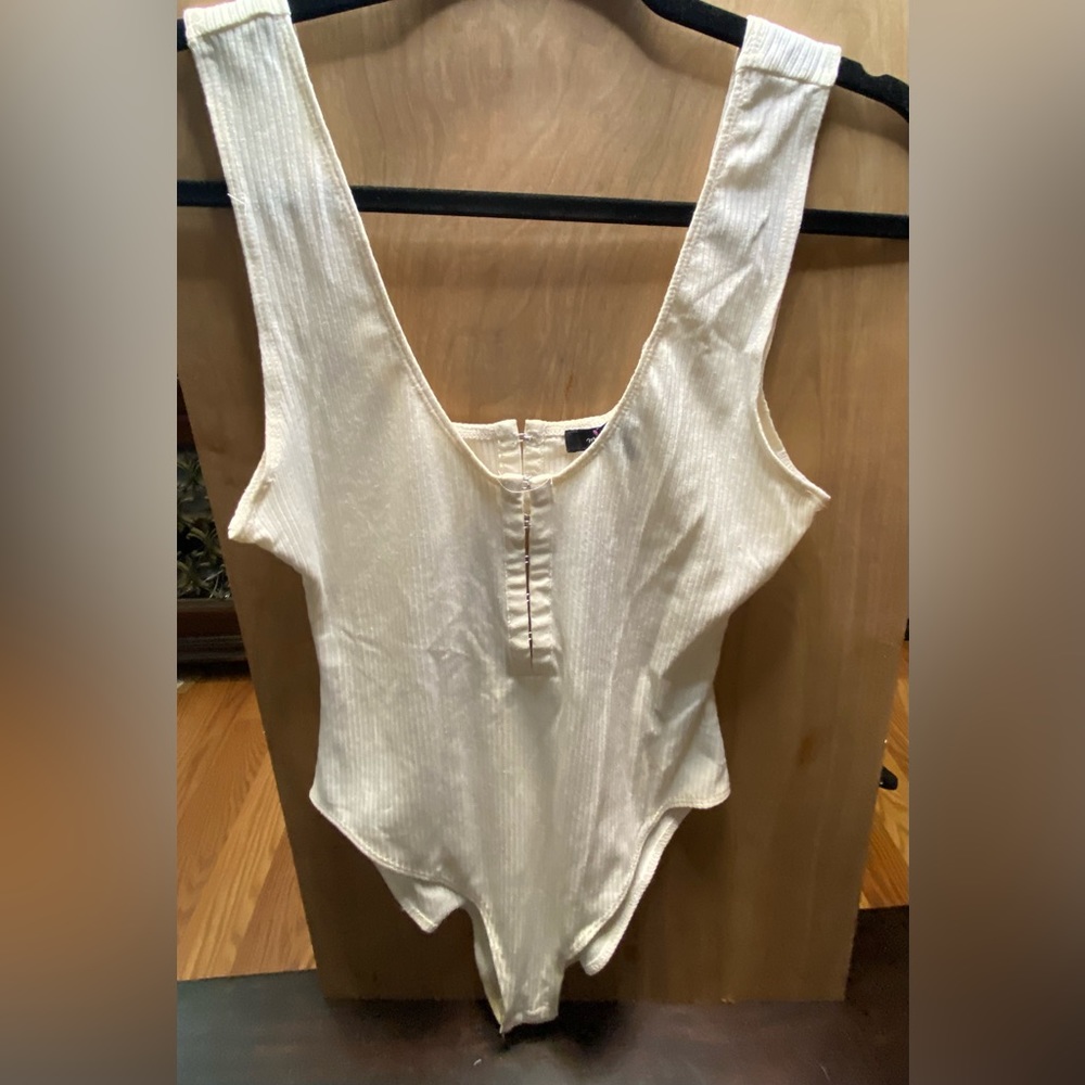 Mind threads cream bodysuit, super cute. Great for summer. Great condition.